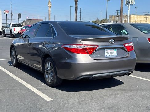 Used 2017 Toyota Camry SE w/ Moonroof Package FWD image 3