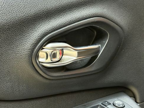 Used 2018 Jeep Cherokee Latitude image 23