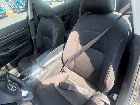 Used 2025 Nissan Altima 2.5 SV FWD image 13