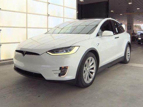 Used 2018 Tesla Model X 75D image 1