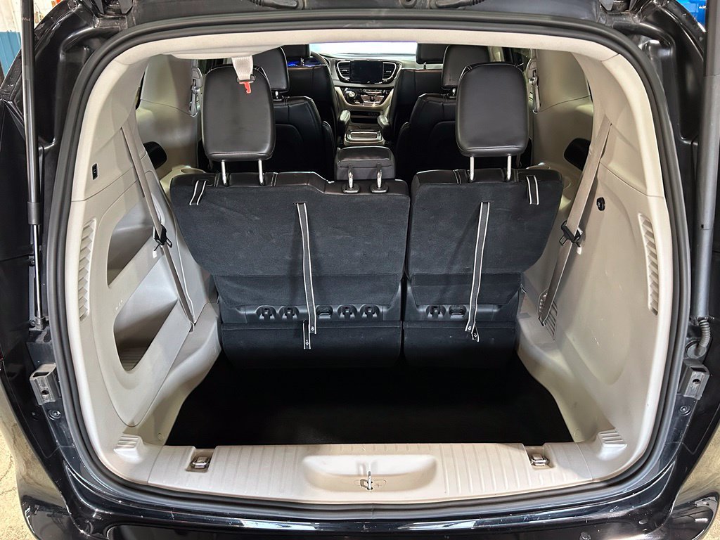 Used 2024 Chrysler Pacifica Touring-L FWD image 12
