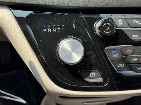 Used 2024 Chrysler Pacifica Touring-L FWD image 19