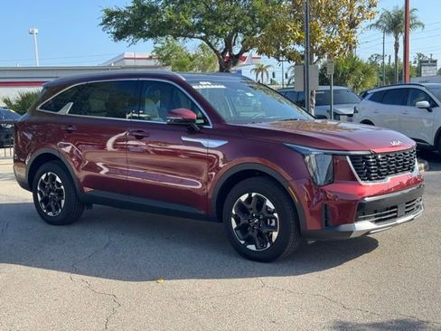Used 2025 Kia Sorento S w/ Panoramic Sunroof Package image 4