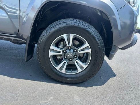 Used 2019 Toyota Tacoma TRD Sport AWD/4WD image 7