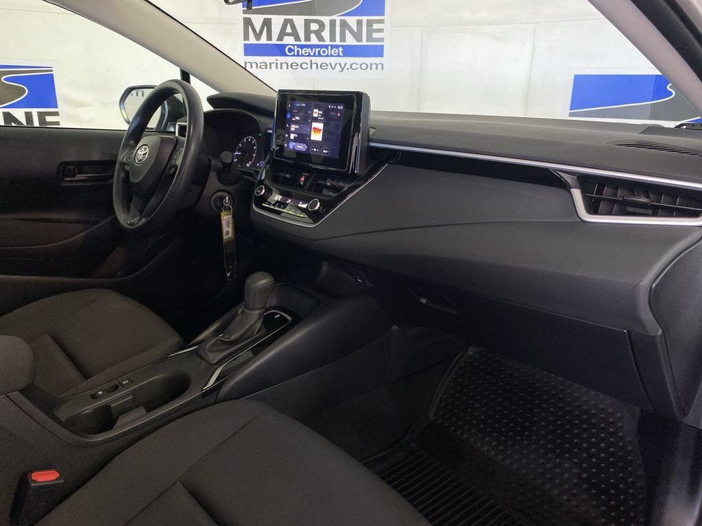 Used 2025 Toyota Corolla LE FWD image 32