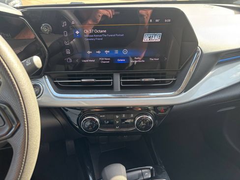 Used 2025 Chevrolet Trax LT FWD image 16