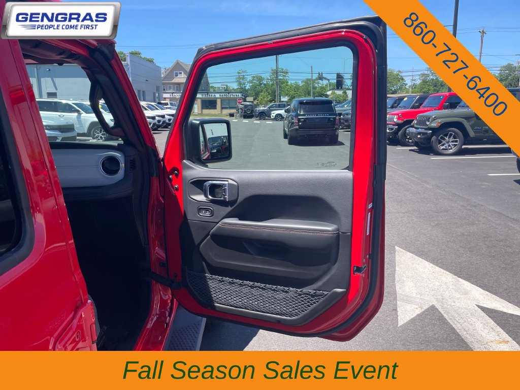 Used 2025 Jeep Wrangler Unlimited Sahara AWD/4WD image 14