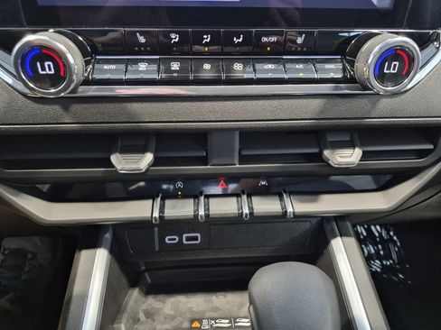Used 2025 Chevrolet Colorado Trail Boss AWD/4WD image 30