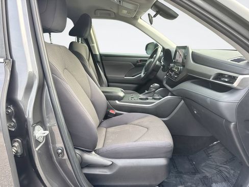 Used 2023 Toyota Highlander LE FWD image 24