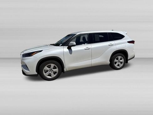 Used 2022 Toyota Highlander LE AWD/4WD image 10