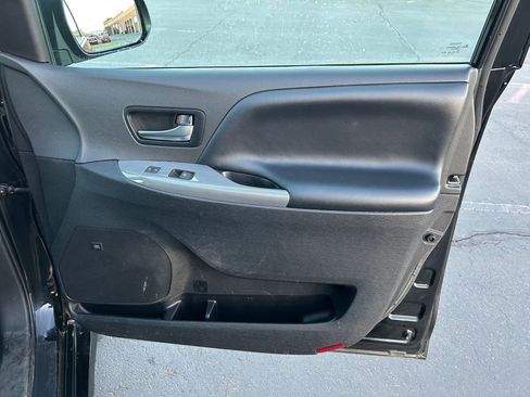 Certified 2020 Toyota Sienna SE image 28