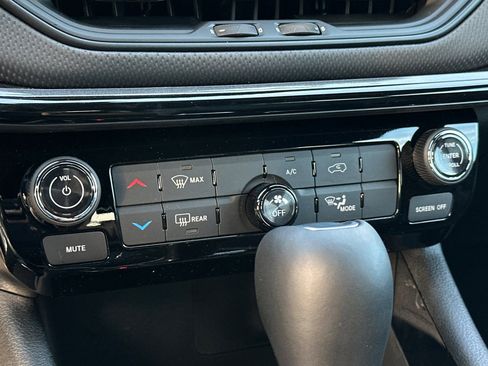 New 2026 Jeep Compass Latitude image 17