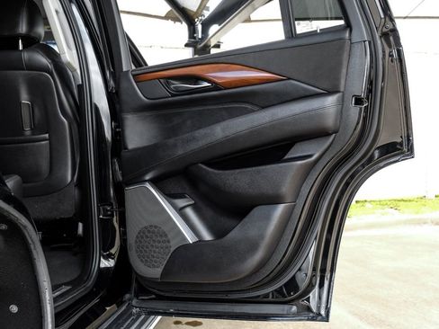 Used 2019 Cadillac Escalade Luxury AWD/4WD image 52