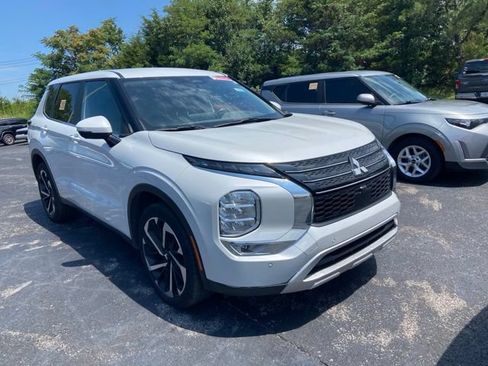 Used 2024 Mitsubishi Outlander SE FWD image 2