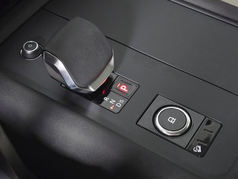 Used 2025 Land Rover Discovery S image 34