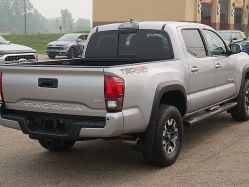 Used 2018 Toyota Tacoma TRD Off-Road w/ Technology Package AWD/4WD image 11