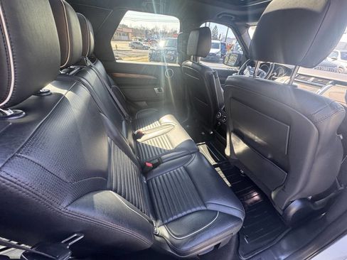 Used 2017 Land Rover Discovery HSE image 32