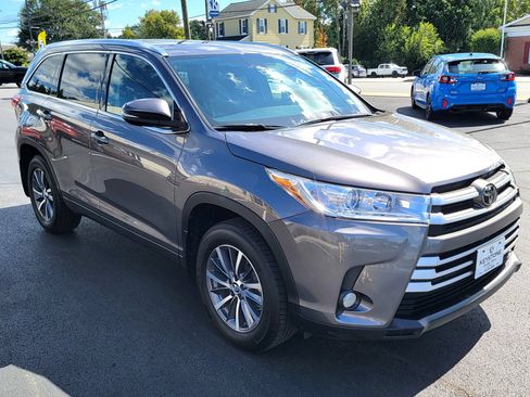 Used 2017 Toyota Highlander XLE AWD/4WD image 3