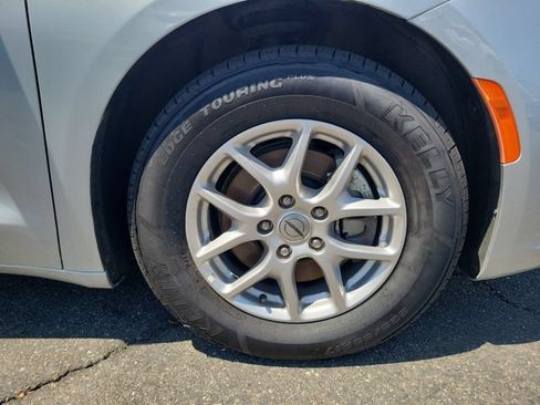 Used 2024 Chrysler Pacifica Touring-L FWD image 6