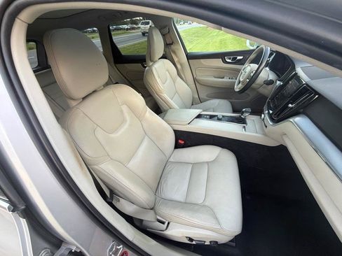 Used 2018 Volvo XC60 T5 Momentum w/ Vision Package AWD/4WD image 26