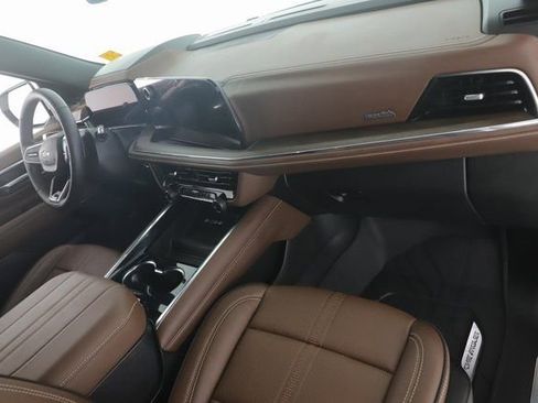 Used 2025 Chevrolet Suburban High Country image 34