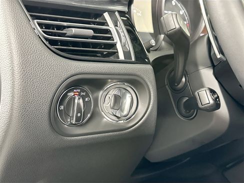 Certified 2025 Porsche Macan image 14