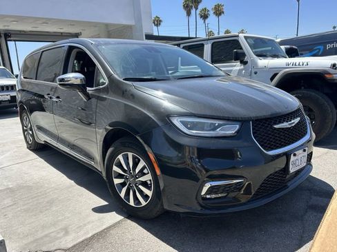Used 2023 Chrysler Pacifica Limited FWD image 2