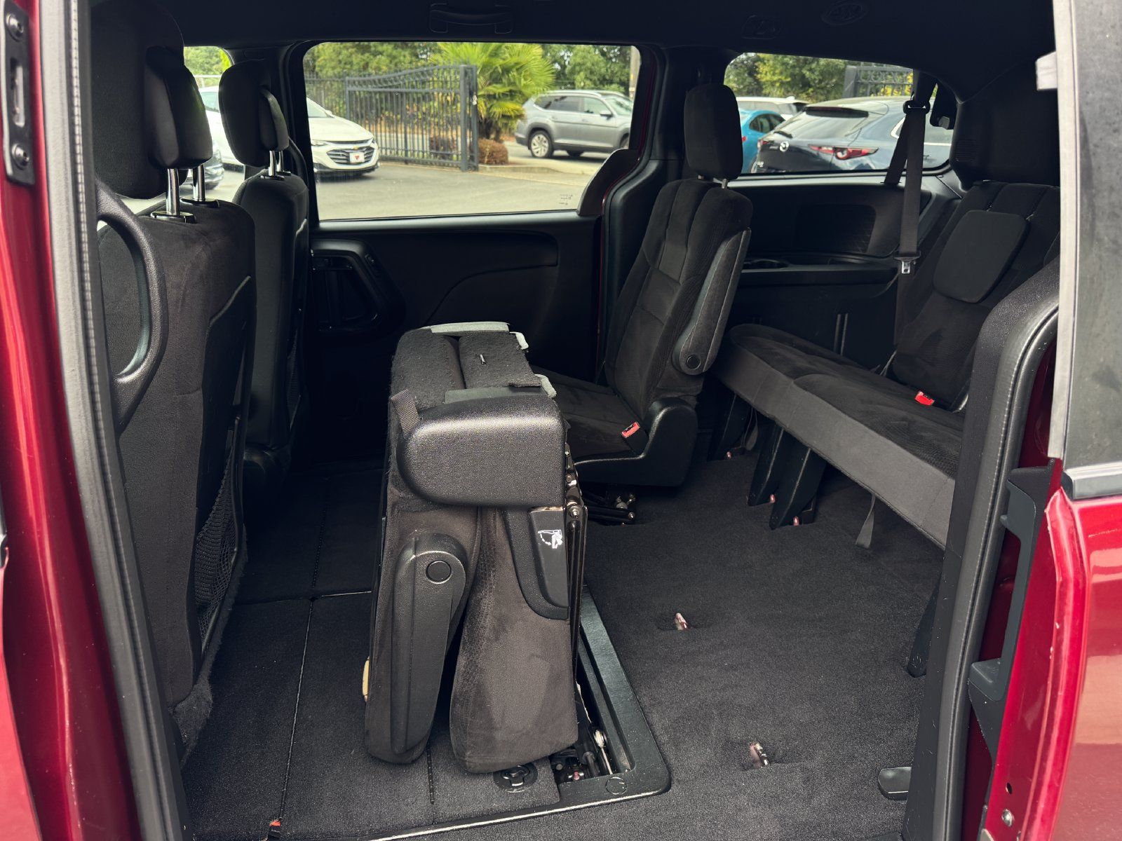 Used 2018 Dodge Grand Caravan SE FWD image 17
