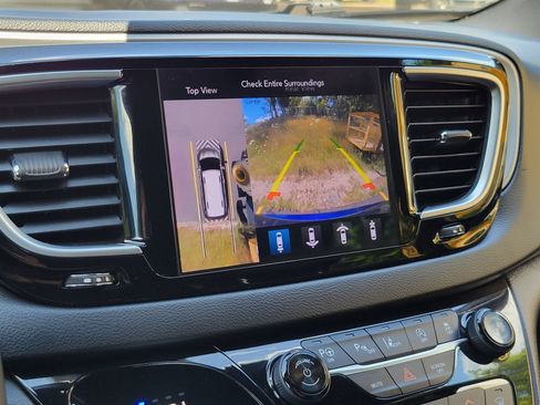 Used 2018 Chrysler Pacifica Touring-L Plus w/ Advanced Safetytec Group FWD image 21