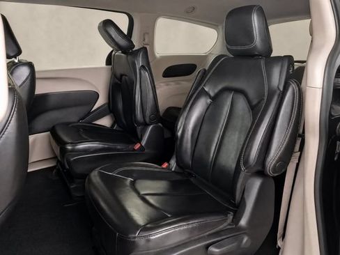 Used 2023 Chrysler Pacifica Touring-L FWD image 10
