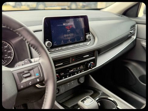 Used 2025 Nissan Rogue SV image 20