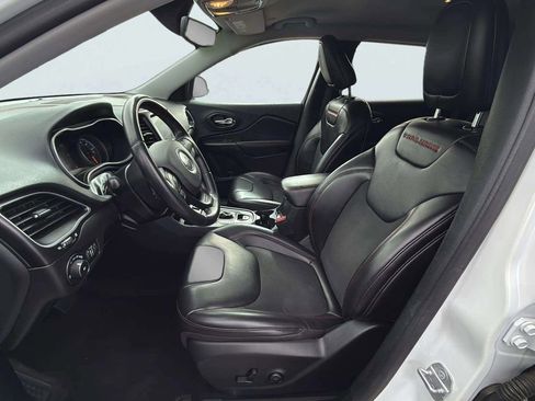 Used 2019 Jeep Cherokee Trailhawk image 14
