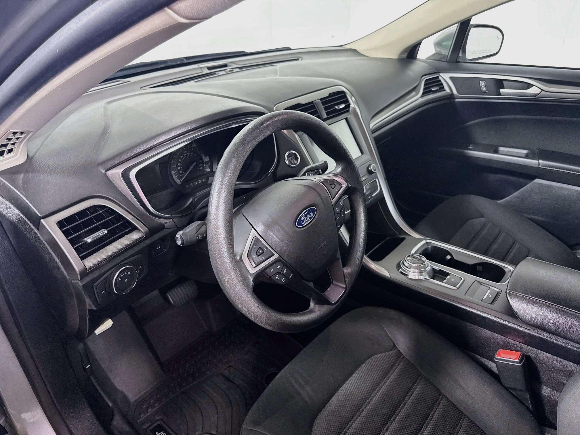 Used 2020 Ford Fusion SE FWD image 9