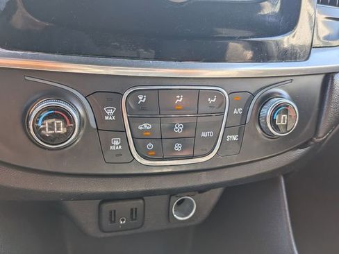 Used 2022 Chevrolet Traverse LT FWD image 20