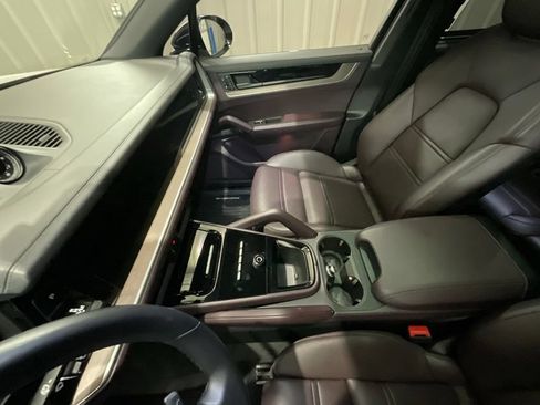 Used 2024 Porsche Cayenne AWD/4WD image 9