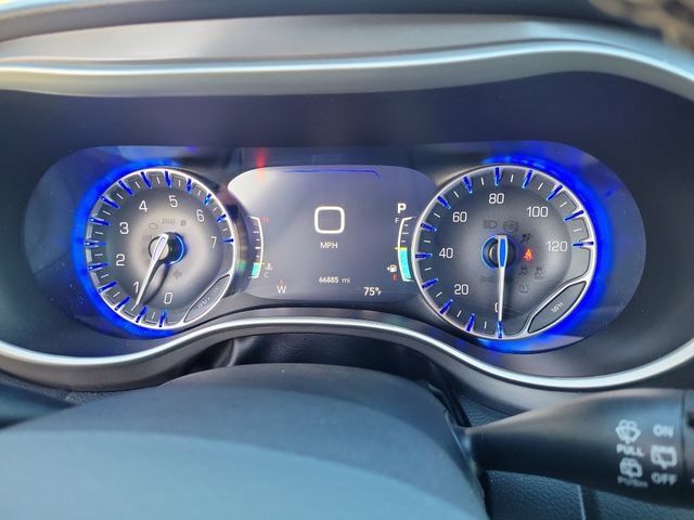 Used 2024 Chrysler Pacifica Touring-L FWD image 27