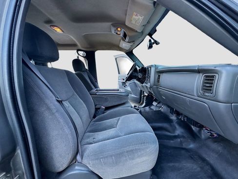 Used 2006 Chevrolet Silverado 2500 LT w/ Heavy-Duty Power Package image 12