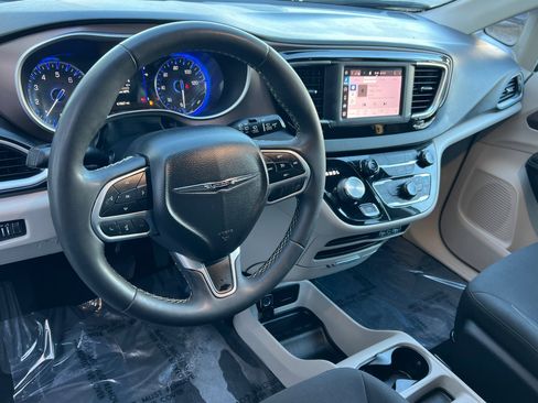 Used 2023 Chrysler Voyager LX image 10