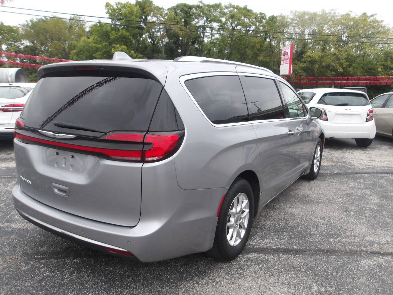 Used 2021 Chrysler Pacifica Touring-L FWD image 5
