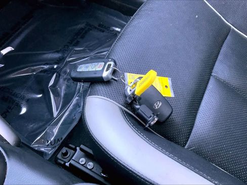 Used 2014 Hyundai Veloster Turbo w/ Turbo Technology Package 04 FWD image 13