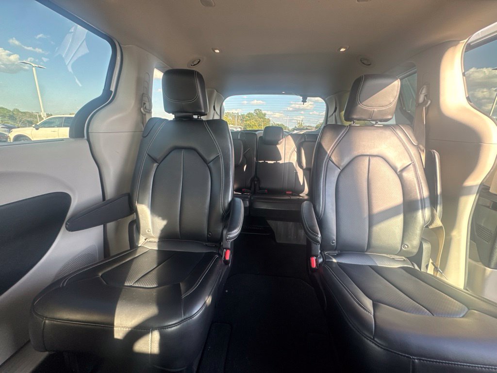 Used 2024 Chrysler Pacifica Touring-L FWD image 4