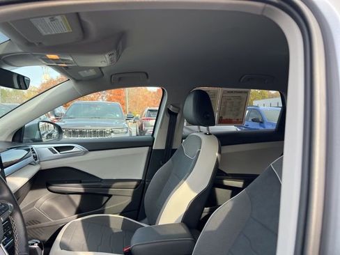 Used 2025 Volkswagen Taos SE image 20