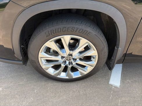 Used 2023 Toyota Highlander Limited FWD image 3