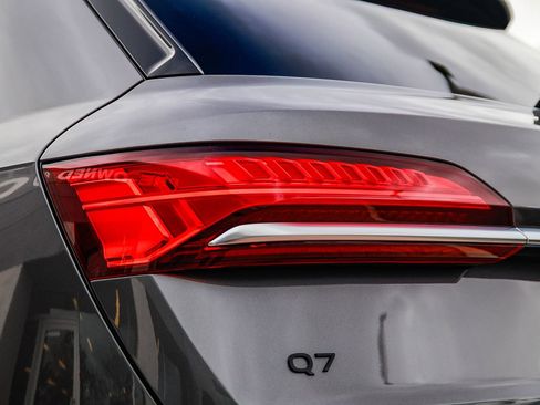 Certified 2025 Audi Q7 3.0T Premium w/ Convenience Package image 9