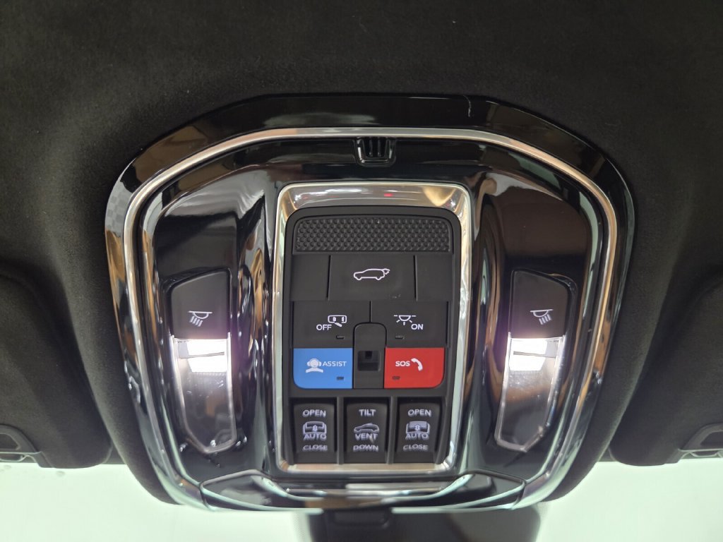 Used 2023 Jeep Grand Cherokee Summit AWD/4WD image 14