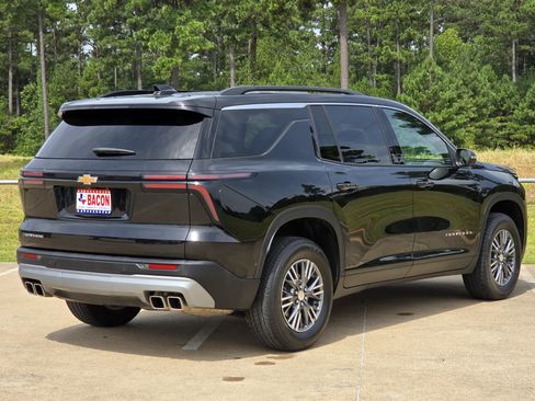 Used 2025 Chevrolet Traverse LT FWD image 4
