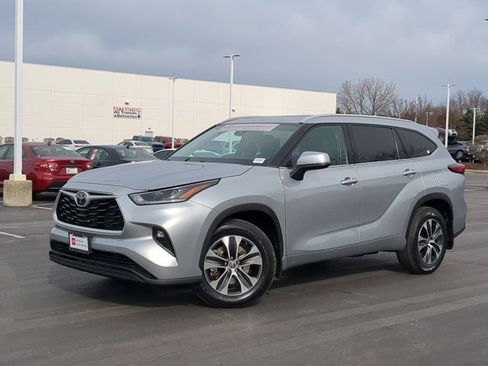 Certified 2021 Toyota Highlander XLE image 2