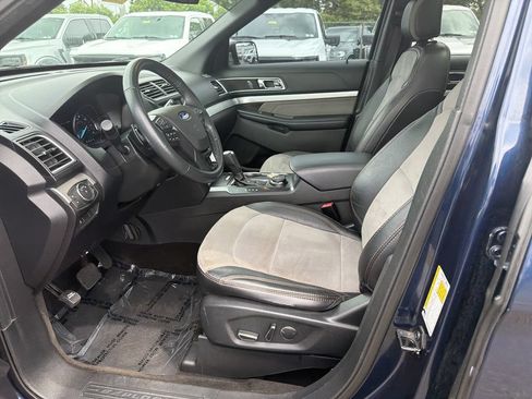 Used 2017 Ford Explorer XLT w/ Equipment Group 202A AWD/4WD image 11