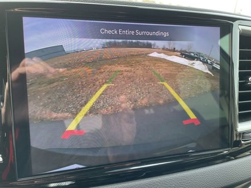 Used 2024 Chrysler Pacifica Touring-L image 18