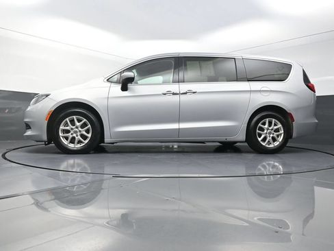Used 2022 Chrysler Voyager LX FWD image 24